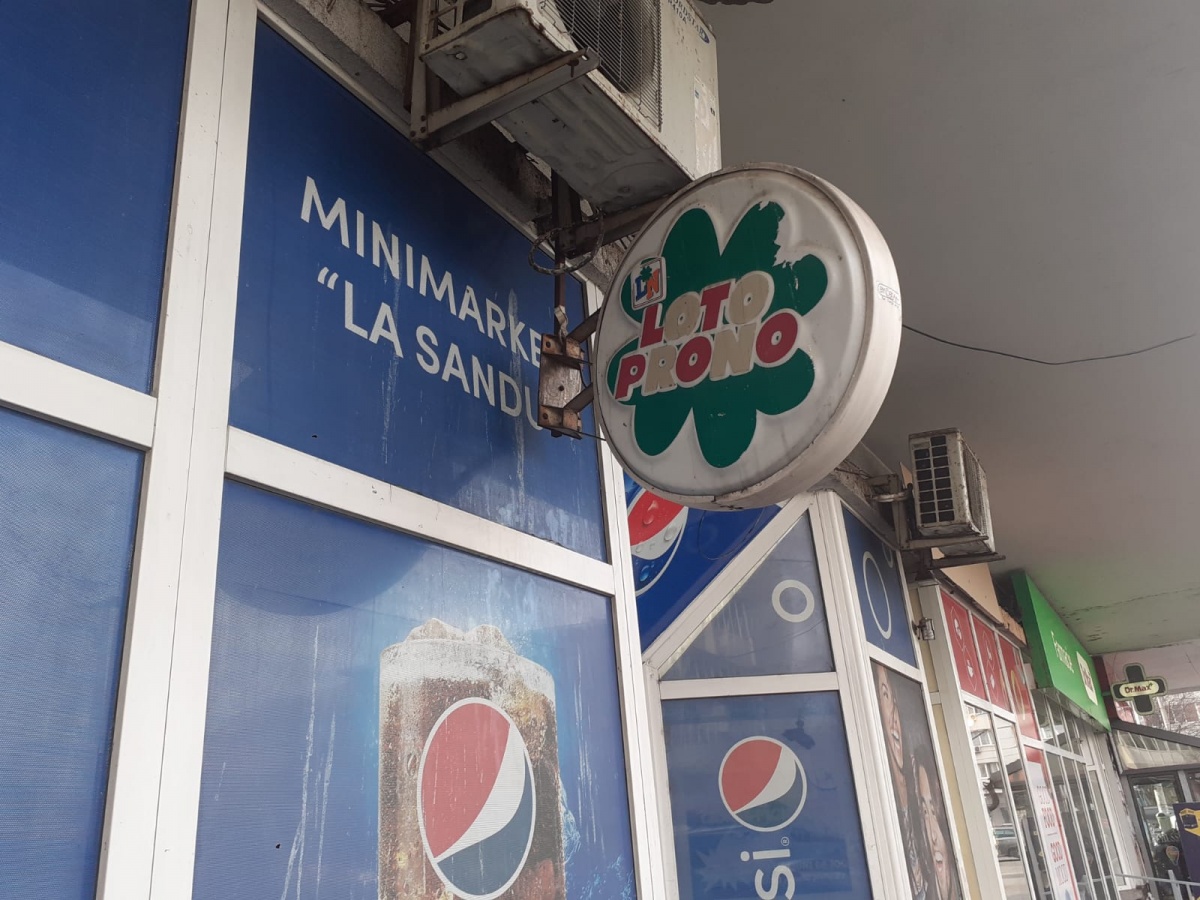 Minimarketul „La Sandu”, din zona bucureșteană Chibrit, conține și un punct de lucru al Loteriei
