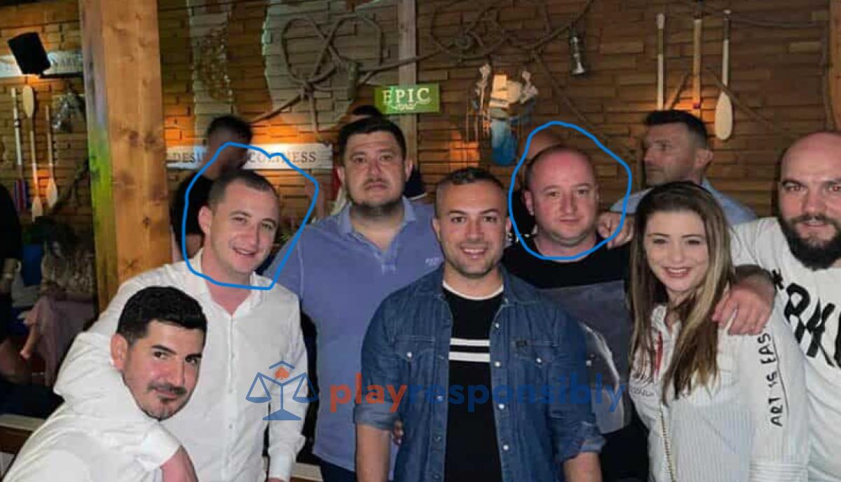 Frații Simonis, cu Alfred în stânga și cu Gerald Oscar în dreapta, ambii încercuiți  Sursa foto: 60m.ro