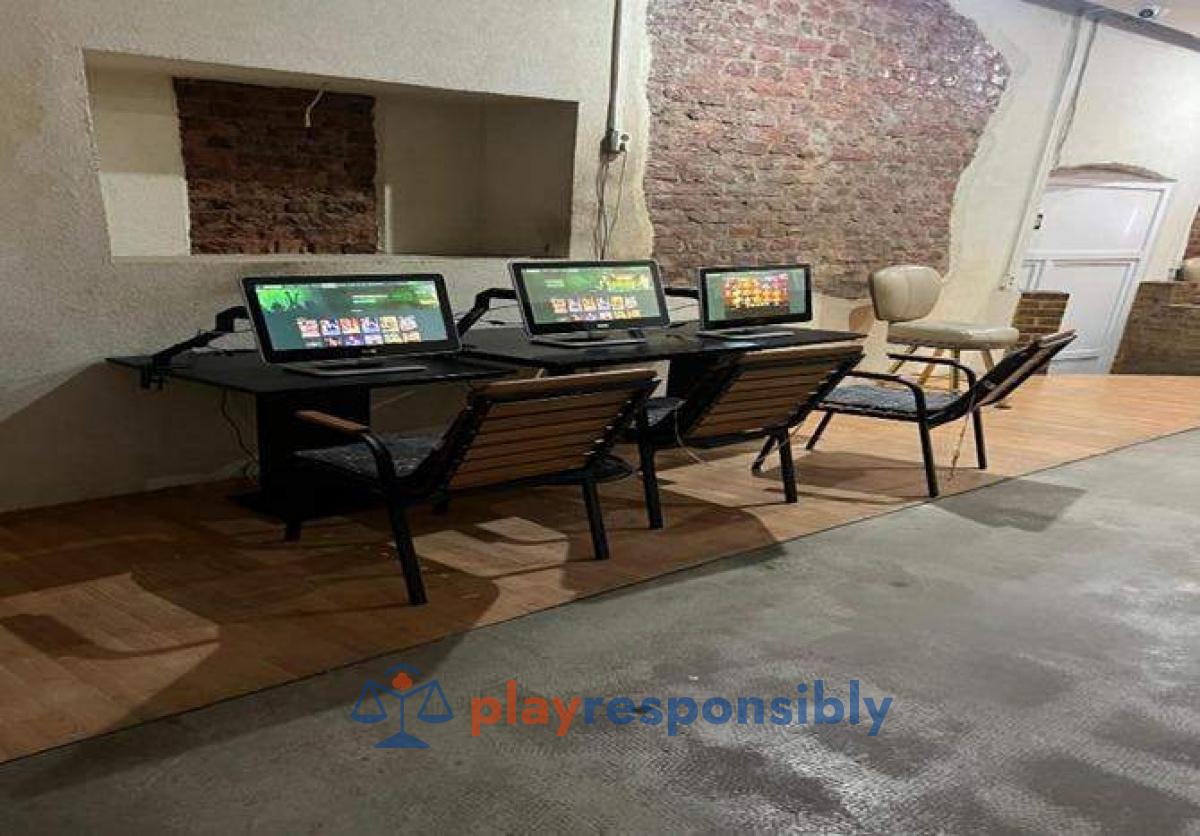 FOTO / Poftiți la internet café-ul de la țară, ca să retrăiți gustul păcănelelor!