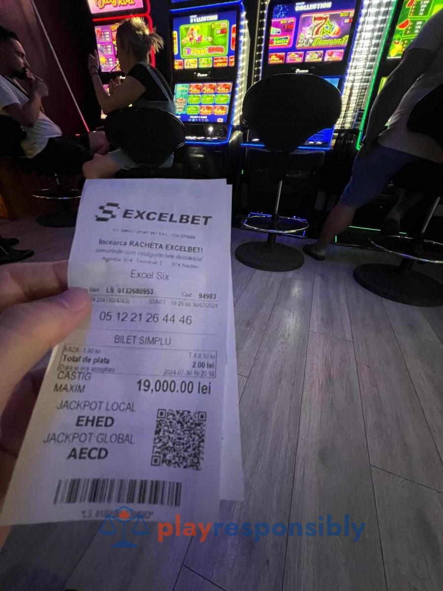 FOTO / Poftiți la internet café-ul de la țară, ca să retrăiți gustul păcănelelor!