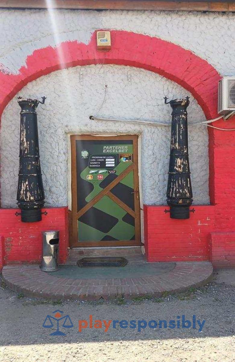 FOTO / Poftiți la internet café-ul de la țară, ca să retrăiți gustul păcănelelor!