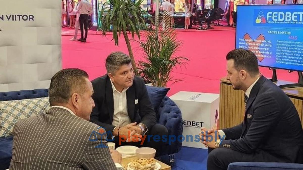 Pe 2 septembrie anul trecut, Gabi Gheorghe, stânga, și Vlad Soare, dreapta, s-au întânlit și au stat de vorbă la Expo Arena 2024. Primul era șeful ONJN, iar celălalt - președintele Fedbet. Cu spatele este Narcis Godeanu, secretarul general