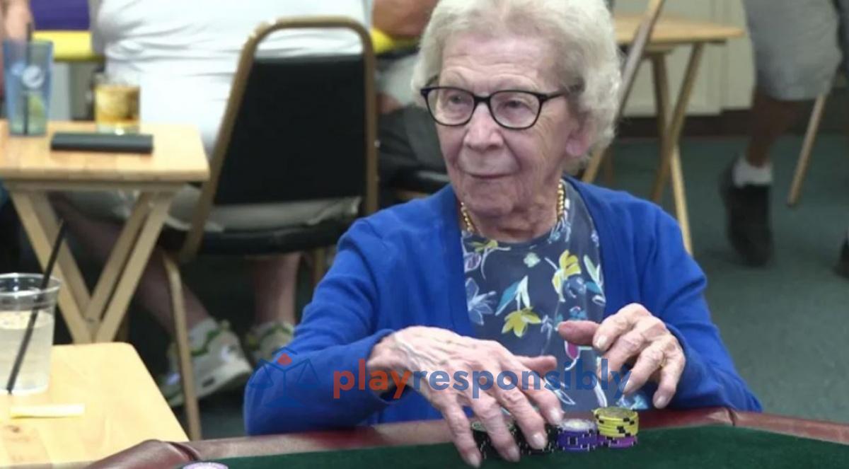 O bunică și-a sărbătorit împlinirea vârstei de 106 ani jucând poker în clubul preferat