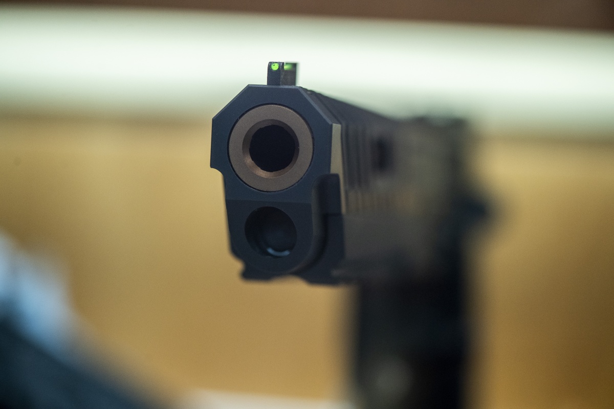 Atac la o sală de jocuri din Craiova: un tânăr mascat a ameninţat casiera cu pistolul 