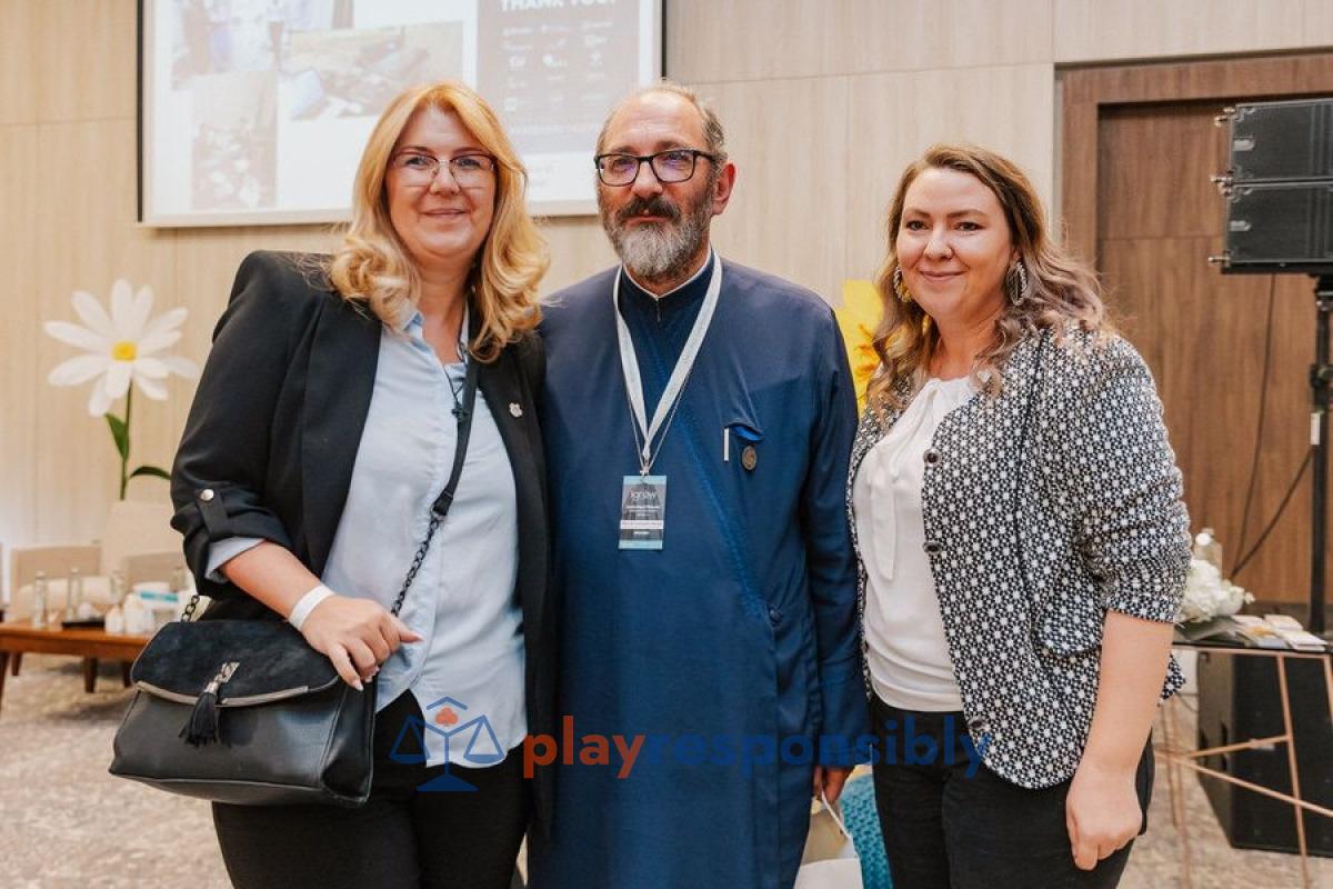 Bianca Orban, stânga, și Daniela Simona Popa, al cărei nume apare în dosar, încadrându-l pe părintele Constantin Necula   FOTO Facebook