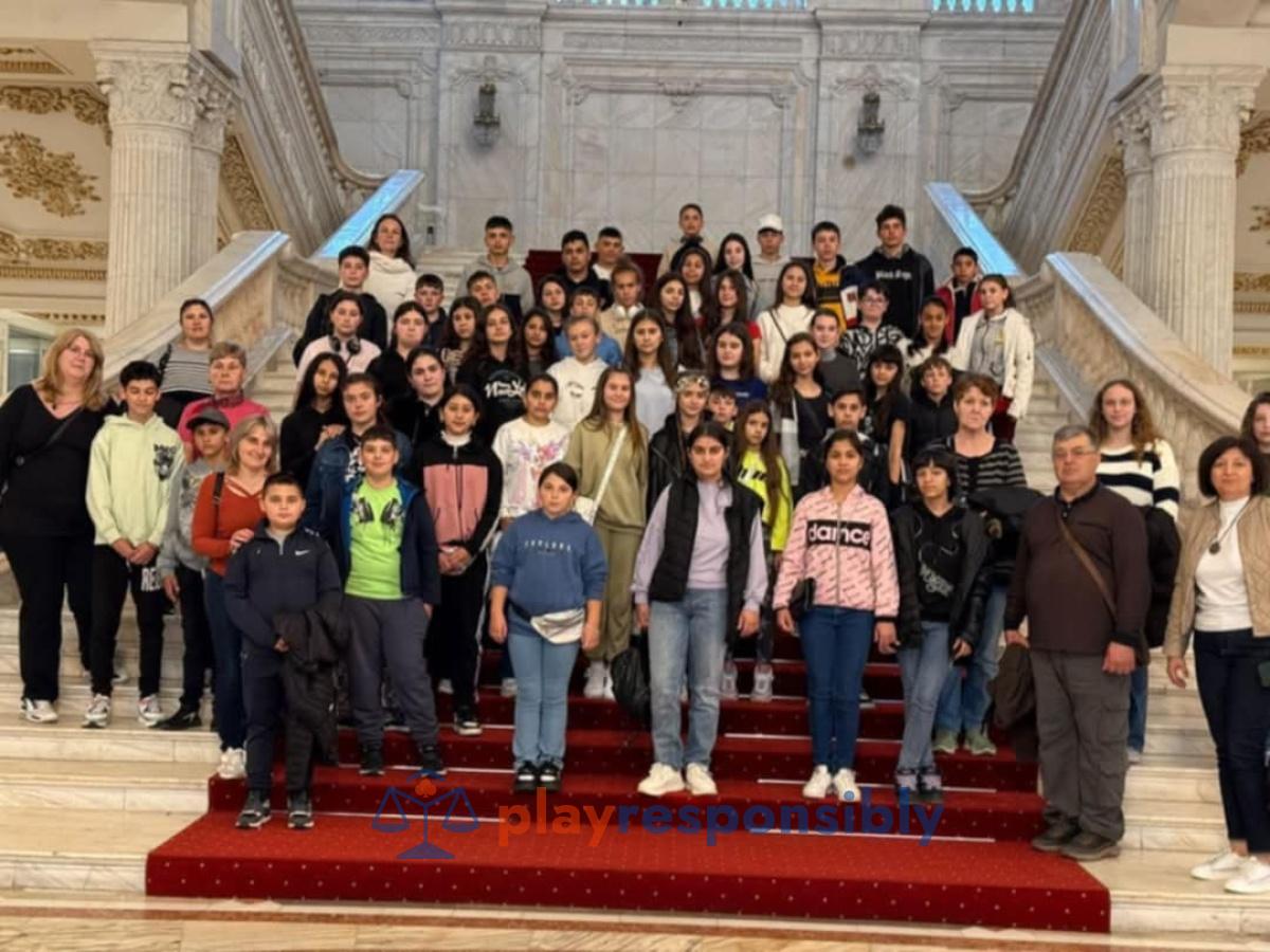 Bianca Orban, stânga, alături de copiii din centru  FOTO Facebook