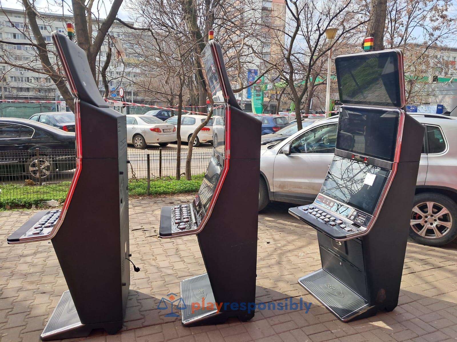 Trei sloturi, scoase pe trotuar, gata să fie mutate dintr-o agenție. Imagine surpriză astăzi în București, zona Ion Mihalache   FOTO Daniel Conțescu
