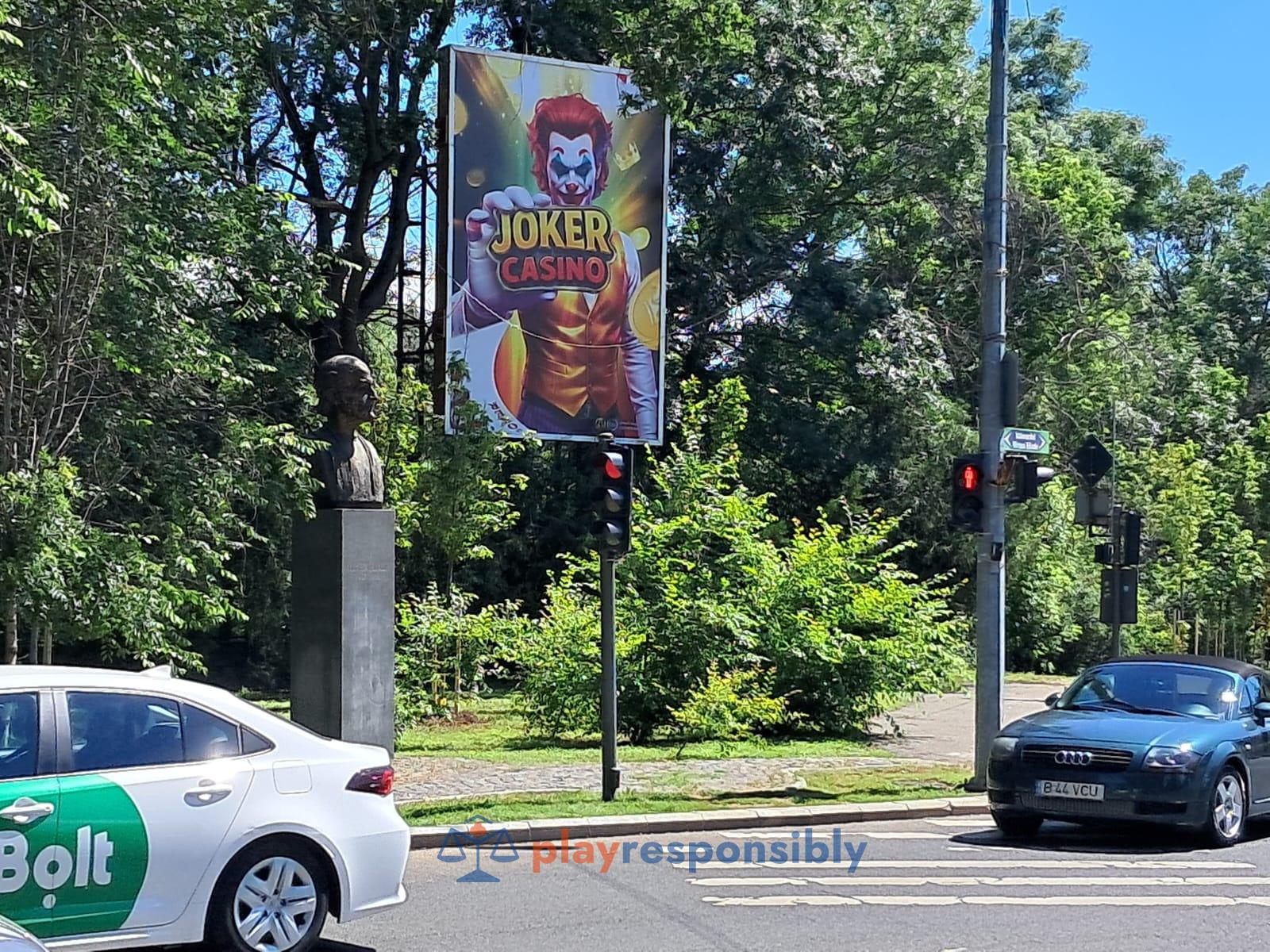 Statuia lui Mircea Eliade, vecină cu Joker Casino