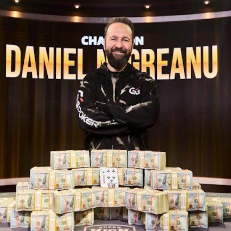 Daniel Negreanu, înconjurat de munți de bani