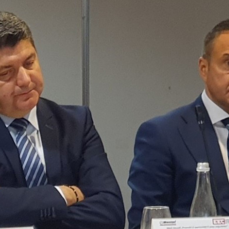 Gheorghe (stânga) și Godeanu, așezați cuminți în bancă, în timpul discuțiilor  Sursa foto: infofinanciar.ro