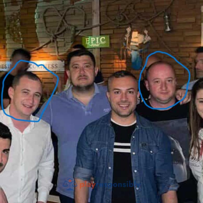 Frații Simonis, cu Alfred în stânga și cu Gerald Oscar în dreapta, ambii încercuiți  Sursa foto: 60m.ro