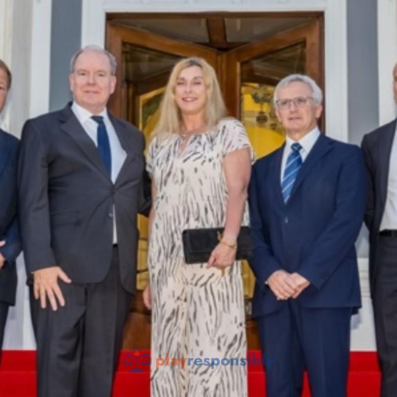 Prințul Albert de Monaco, la intrarea în cazinou